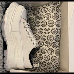 Alexander McQueen tread lace sneakers! Brand new . Size 41.4 run big